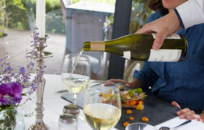 restaurant-table-service-vin-bouteille-blanc