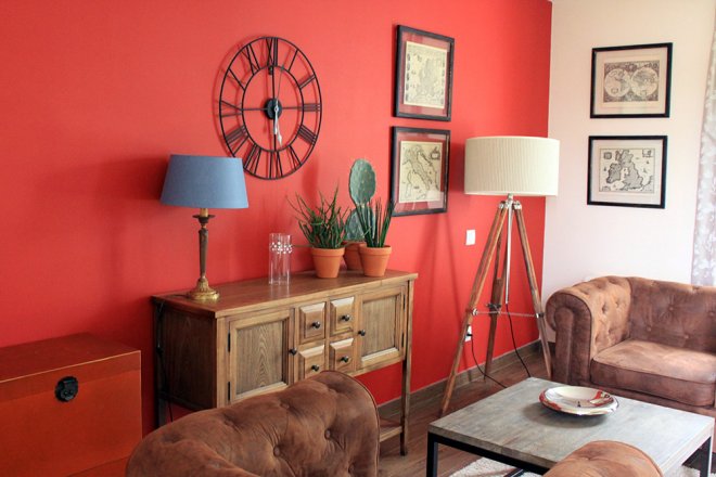 superieur-duplex-chambre-buffet-bois-cactus-canape-cuir-mur-rouge-coquelicot-horloge-murale