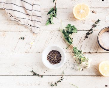 herbes-aromatiques-citron-sel-fleur-torchon-bois-planche