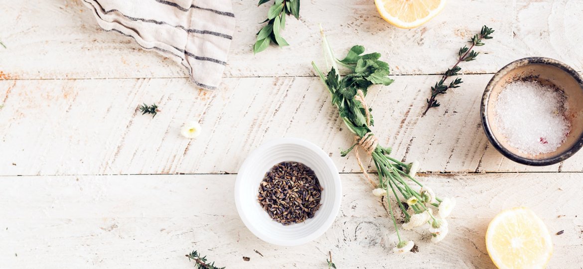 herbes-aromatiques-citron-sel-fleur-torchon-bois-planche