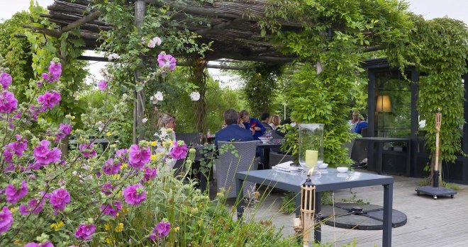 Restaurant-terrasse-pergola-fleurs-nature