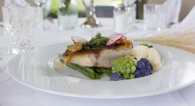 dejeuner-diner-table-restaurant-poisson-viande-legumes-saison