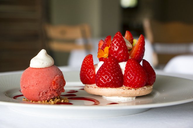 dessert-macaron-fraise-gariguette-glace-sorbet-creme-combava