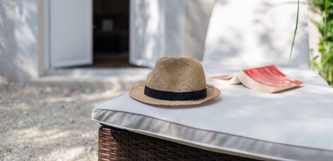 hotel-chambre-transat-chapeau-livre-repos-soleil