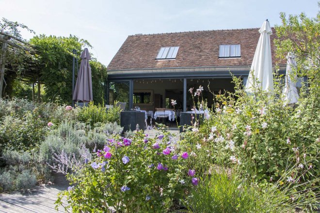 jardin-restaurant-terrasse-vegetation-nature-parasol