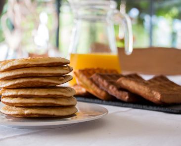 petit-dejeuner-breakfast-pancake-gaufre-fait-maison-jus-orange