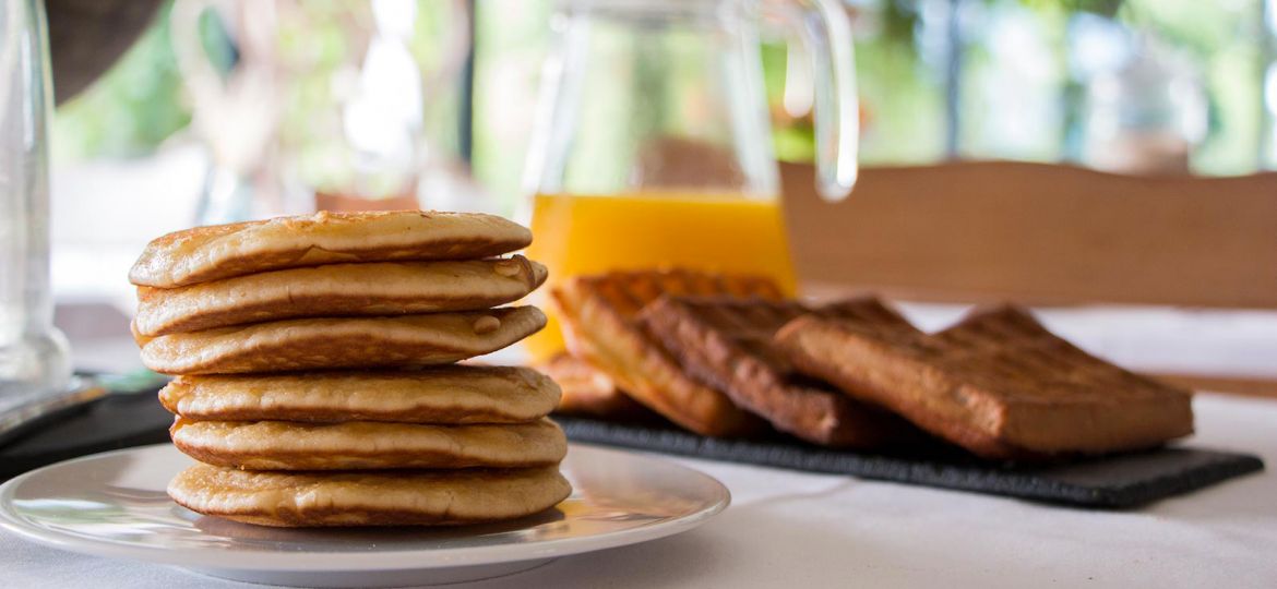 petit-dejeuner-breakfast-pancake-gaufre-fait-maison-jus-orange