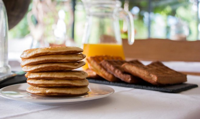 petit-dejeuner-breakfast-pancake-gaufre-fait-maison-jus-orange
