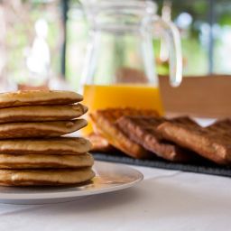 petit-dejeuner-breakfast-pancake-gaufre-fait-maison-jus-orange