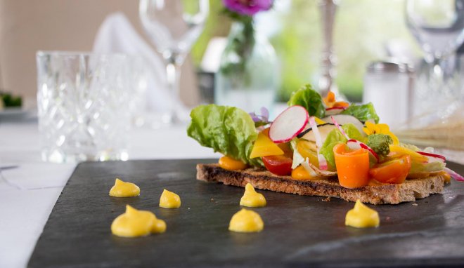 restaurant-carotte-radis-salade-croquante-pain-grille-tomate-cerise