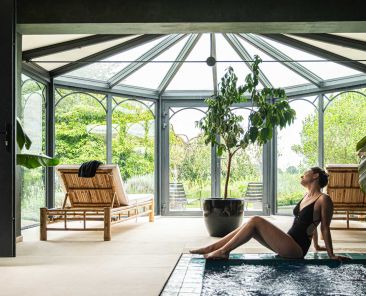 spa-domaine-de-bellevue-detente-piscine-verranda