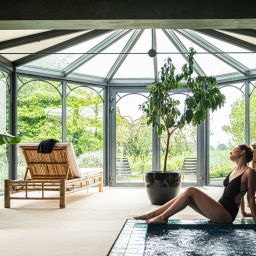 spa-domaine-de-bellevue-detente-piscine-verranda